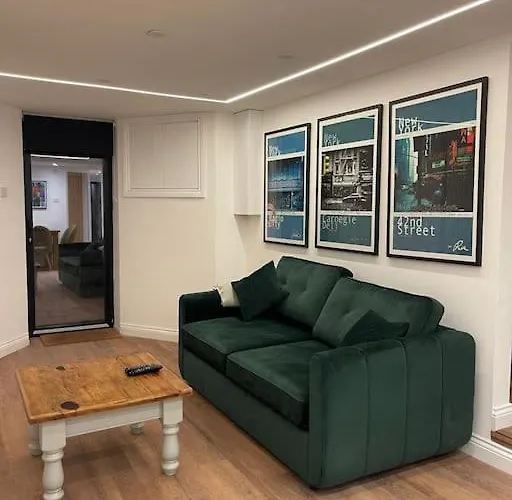 Delrae Apartments
