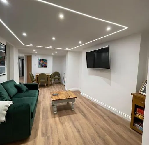 Delrae Apartments